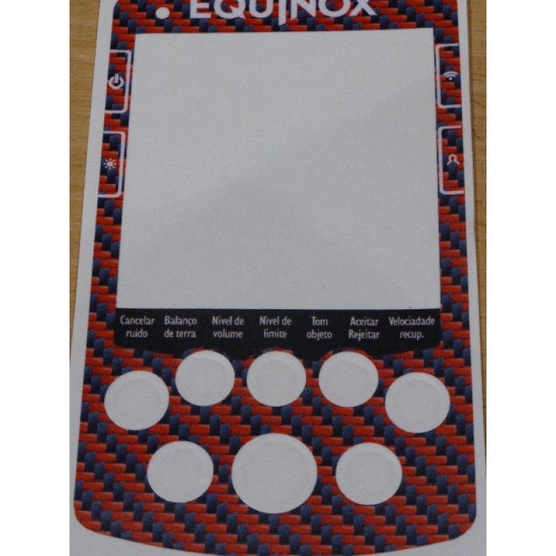 Um adesivo do Minelab Equinox Keypad em vermelho carbono