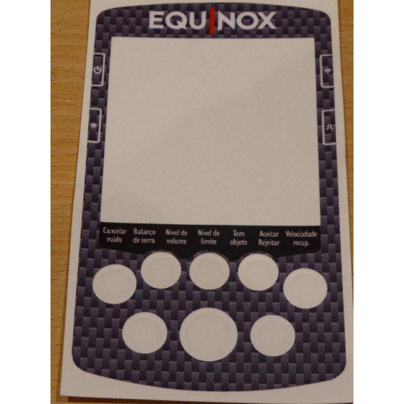 Um adesivo do Minelab Equinox Keypad na verificação cinza