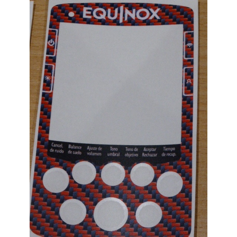 Una pegatina de teclado Minelab Equinox en rojo carbón